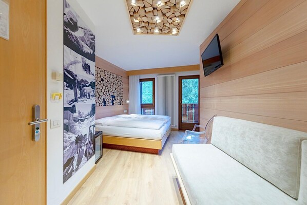 Minibar, in-room safe, desk, iron/ironing board