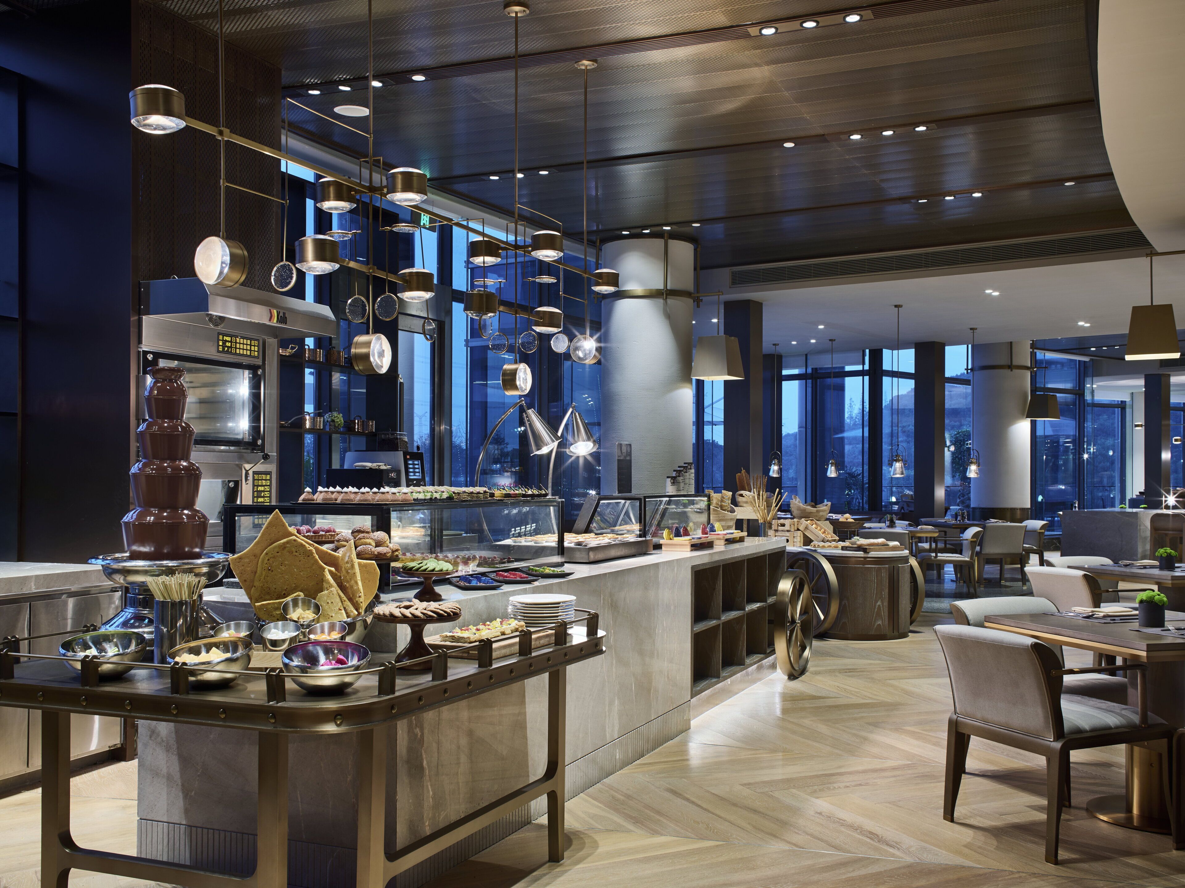 5 restaurants, lunch, dinner, brunch served; asian cuisine