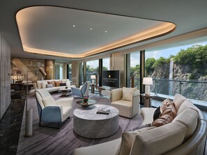 1 bedroom, premium bedding, memory-foam beds, free minibar