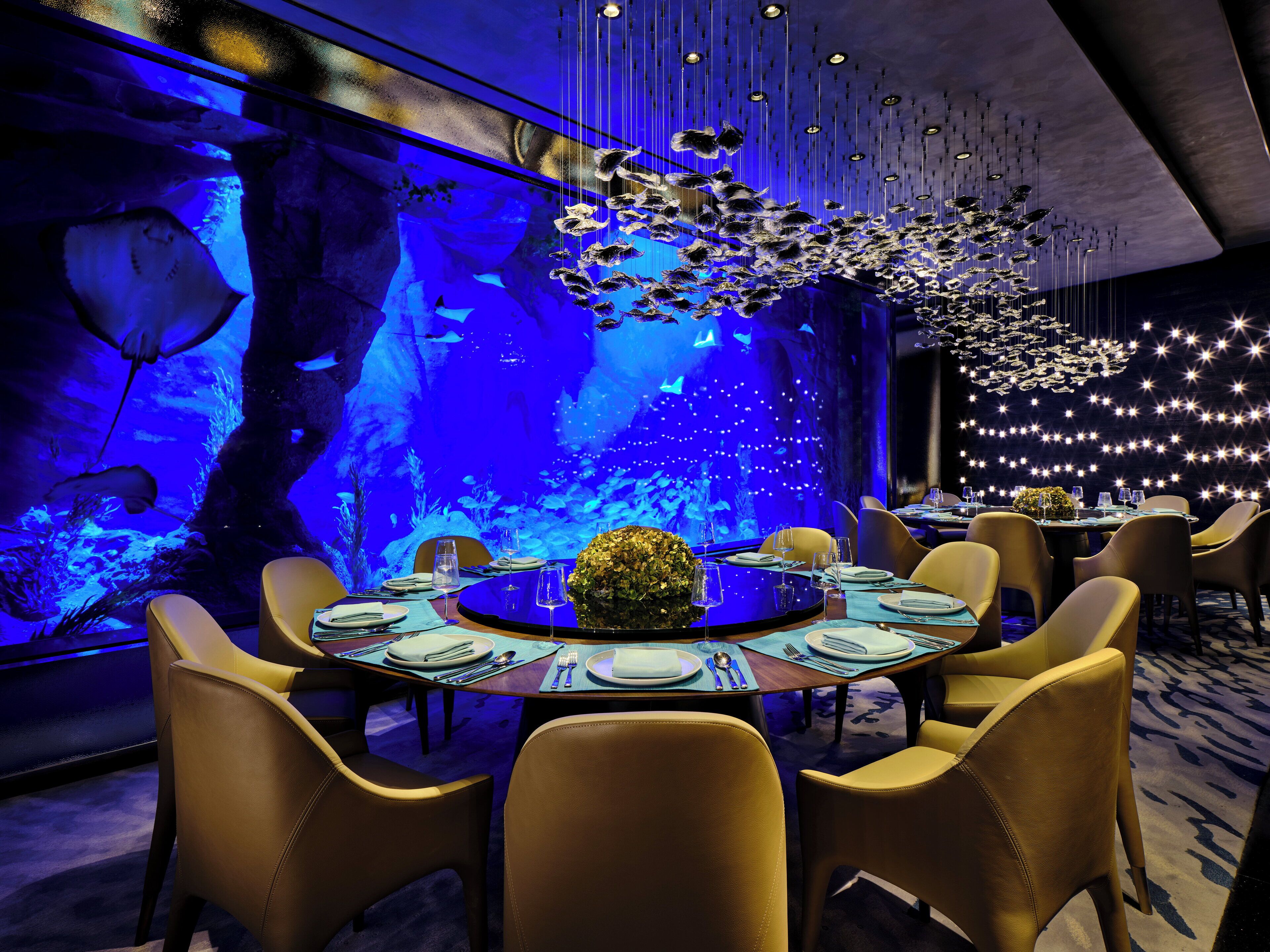 3 restaurants; lunch, dinner, and brunch served