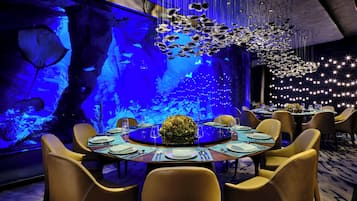 3 restaurants; lunch, dinner, and brunch served