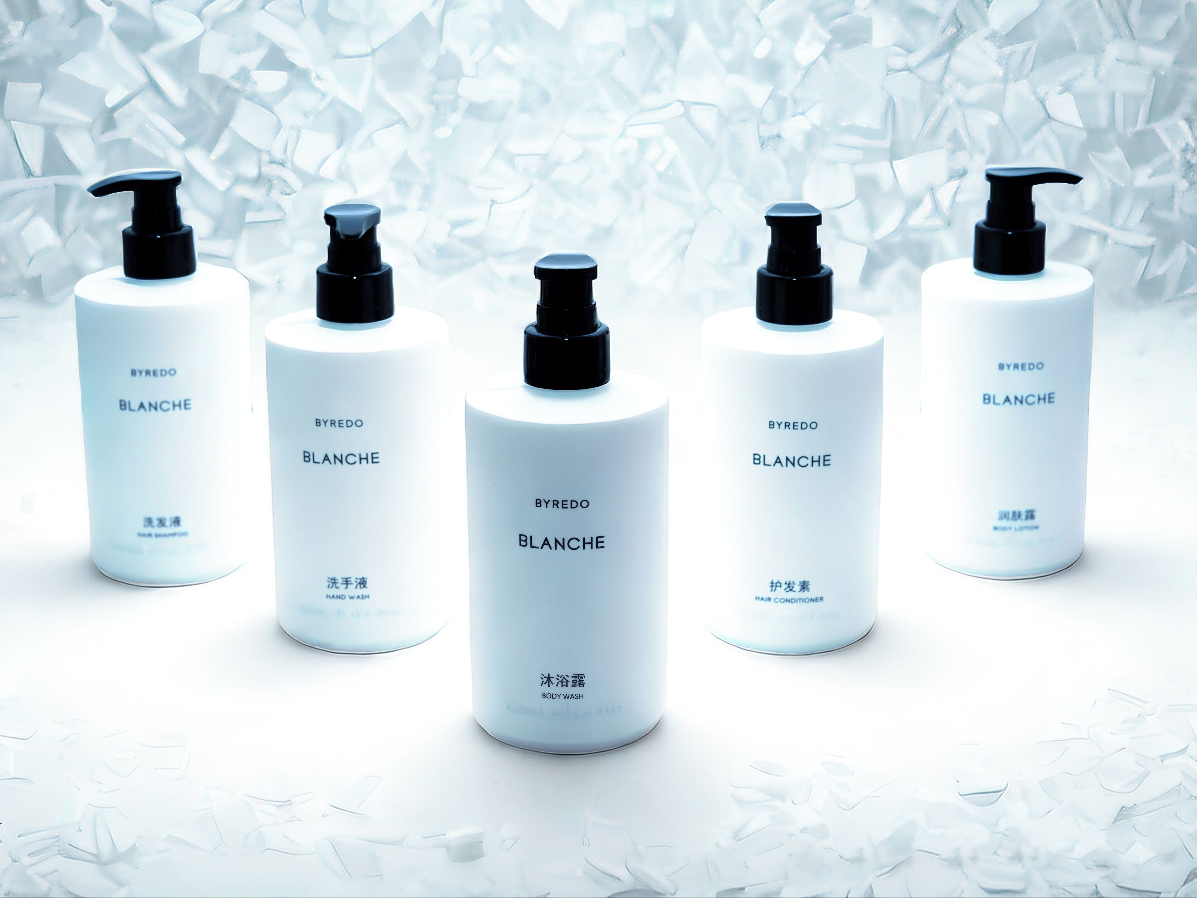 Cinco botellas blancas de gel de ducha y acondicionador BYREDO BLANCHE.