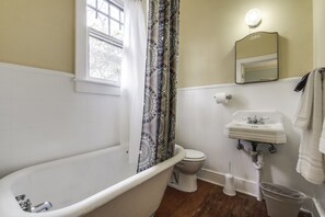 Cottage, 1 Bedroom | Bathroom | Combined shower/bathtub, free toiletries, hair dryer, towels - Lavanderie (San Antonio)