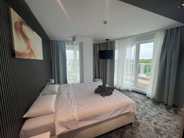 Apartamento panorámico, 1 habitación, bañera de hidromasaje | Escritorio, tabla de planchar con plancha, wifi gratis y ropa de cama
