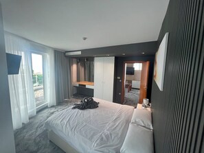 Panoramic Apartment, 1 Bedroom, Hot Tub | 1 bedroom, desk, iron/ironing board, free WiFi
