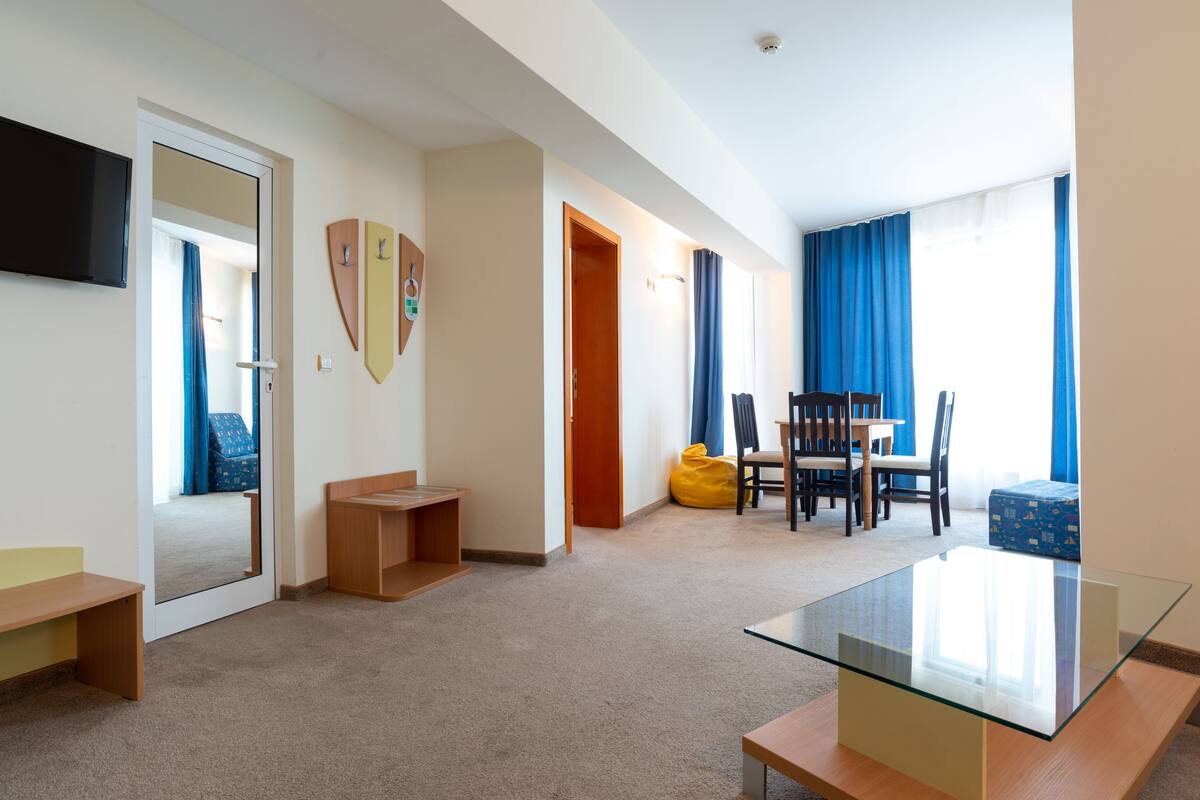 Appartamento Deluxe, 1 camera da letto, vista mare | Area soggiorno | TV a schermo piatto
