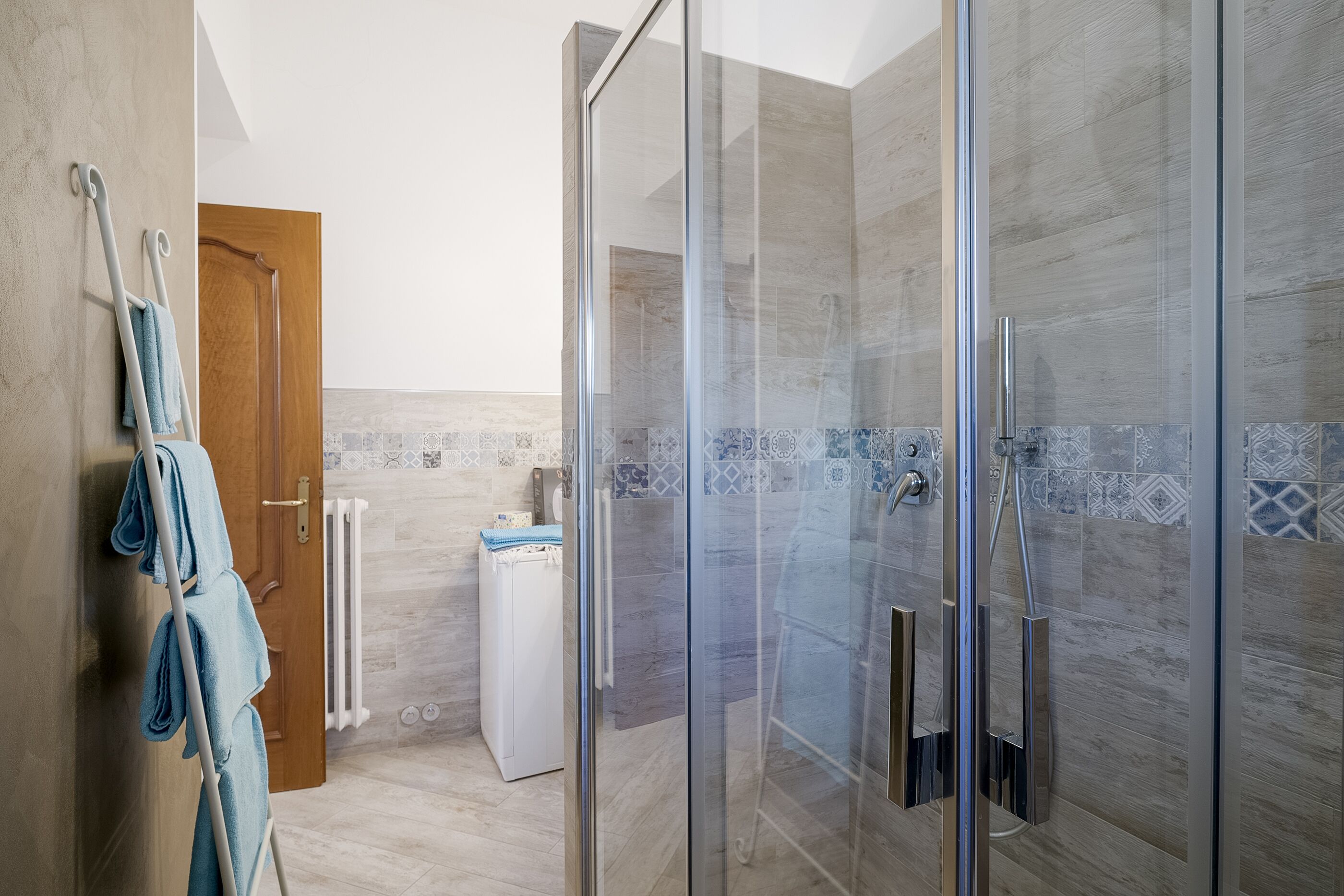 Appartement | Salle de bain | Douche, baignoire relaxante profonde, articles de toilette gratuits