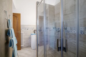 Apartment | Bathroom | Shower, deep-soaking bathtub, free toiletries, hair dryer