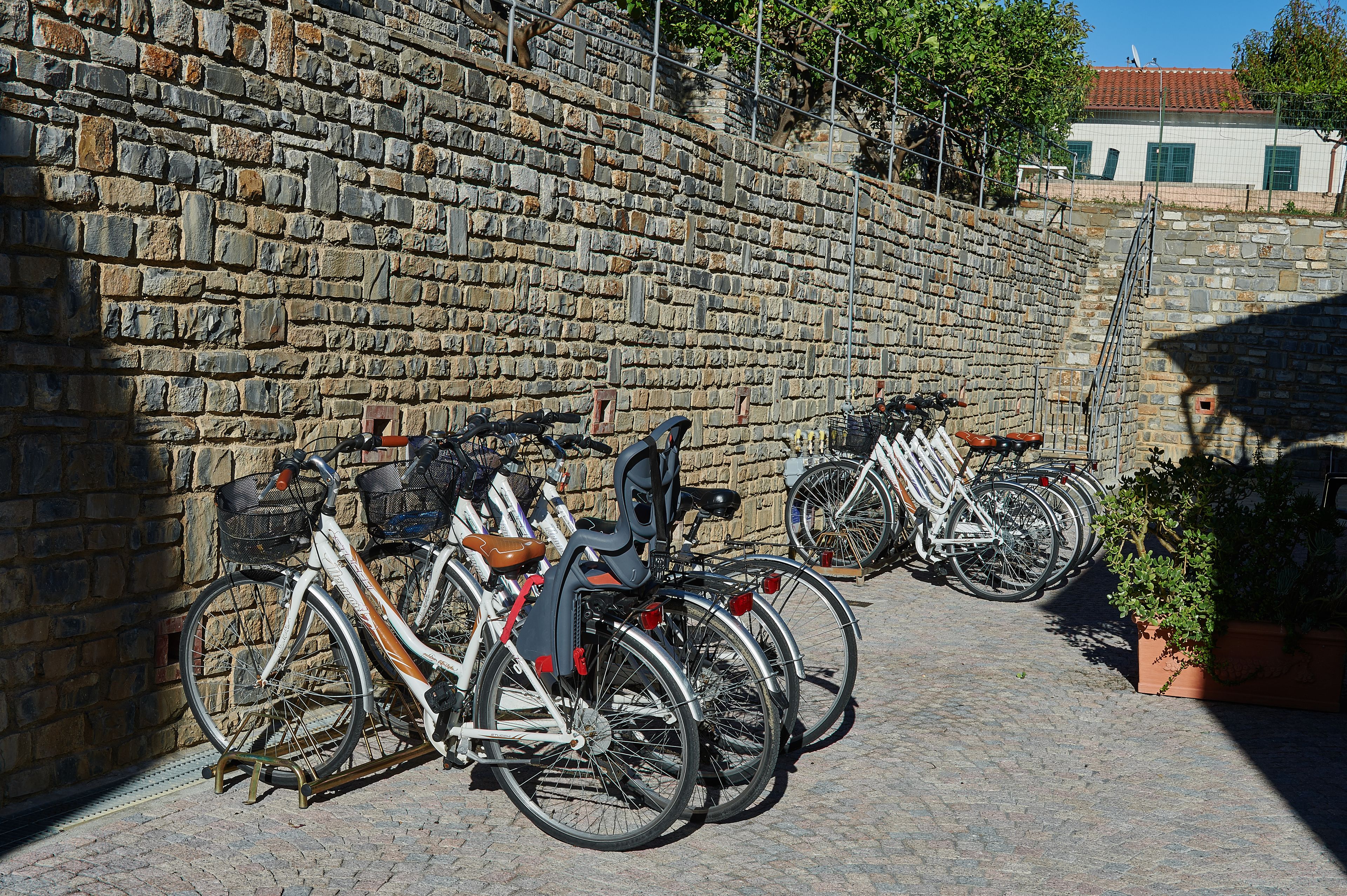 Un muro de piedra con bicicletas estacionadas.