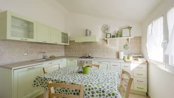Estúdio, vista para o mar | Cozinha privada | Geladeira, micro-ondas (mediante solicitação), fogão, cooktop
