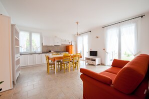 Appartement, 2 chambres, vue mer | Coin séjour | Télévision à écran plat