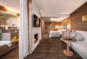 Premium kamer | Woonruimte | Een 50-inch ledtelevisie met satellietzenders