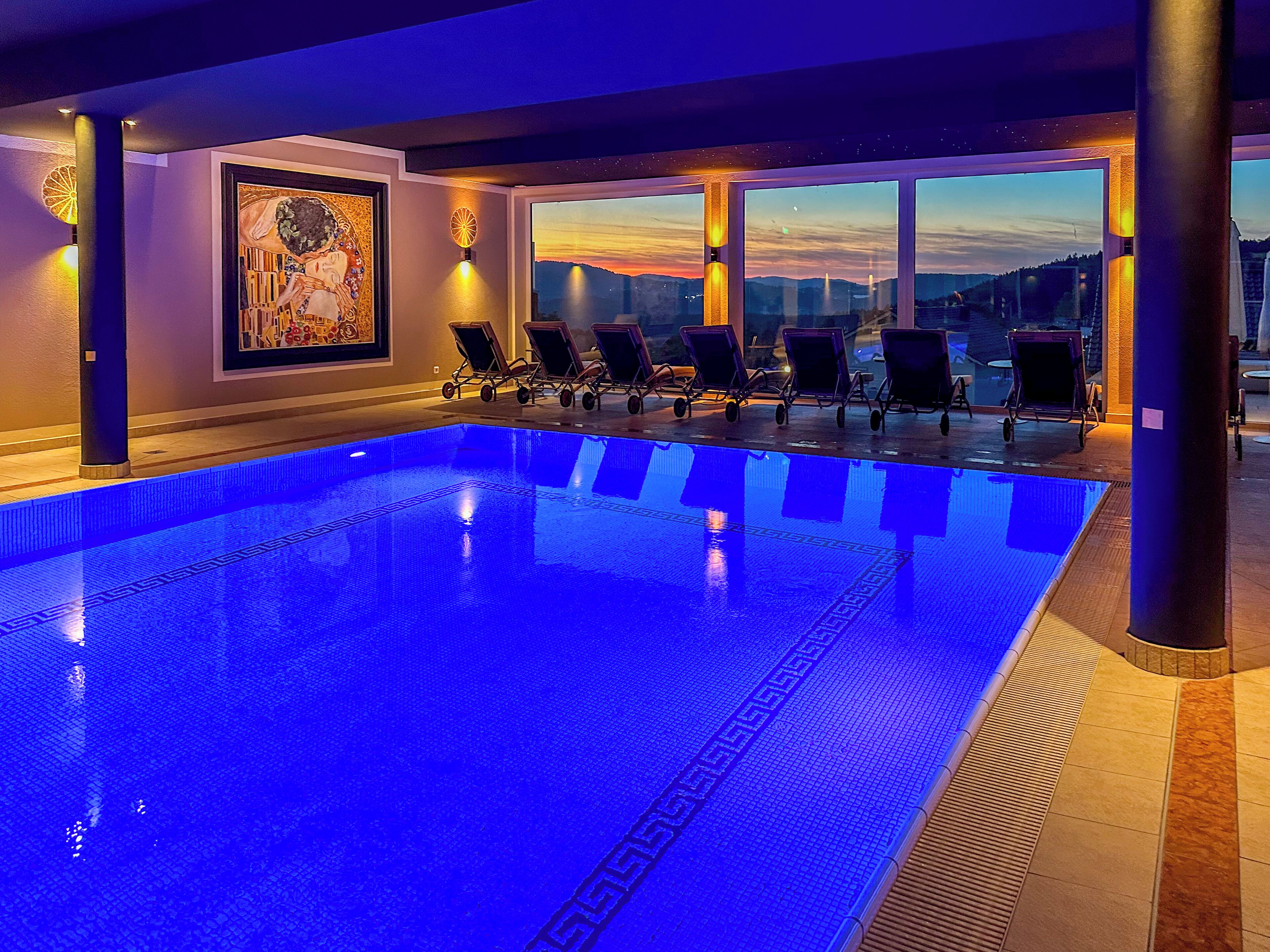 2 室内游泳池，室外游泳池