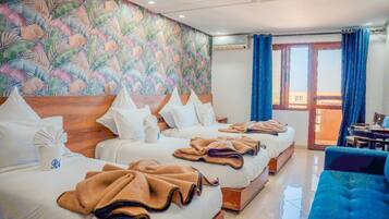 Chambre Triple, balcon | Literie de qualité supérieure, décoration personnalisée