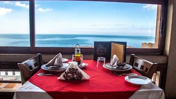 Se sirven desayunos, comidas, cenas y cocina local e internacional