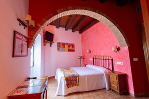 Chambre Double Supérieure | Lits bébé (en supplément), lits pliants/supplémentaires, Wi-Fi gratuit