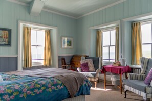 ダブルルーム 共用バスルーム シービュー | 内装