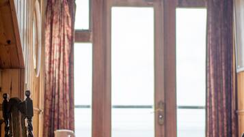 South Roof Room | Interior