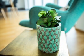 A potted plant on a wooden table with a patterned pot. - Ferienwohnung Pfänder (Friedrichshafen)