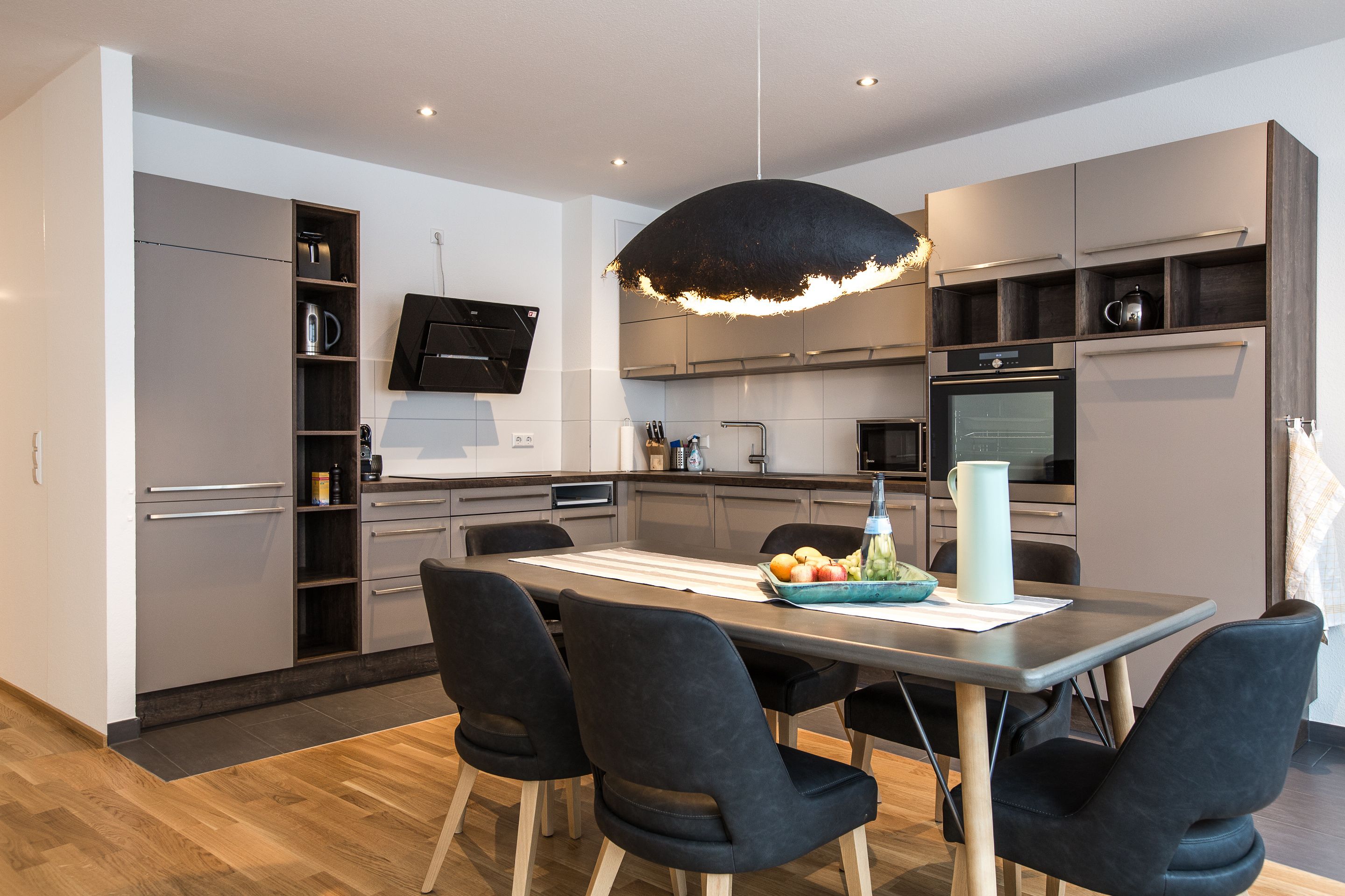 Deluxe Apartment | Private kitchen | Fridge, microwave, oven, stovetop