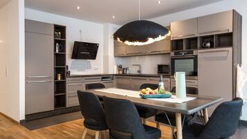 Deluxe Apartment | Private kitchen | Fridge, microwave, oven, stovetop