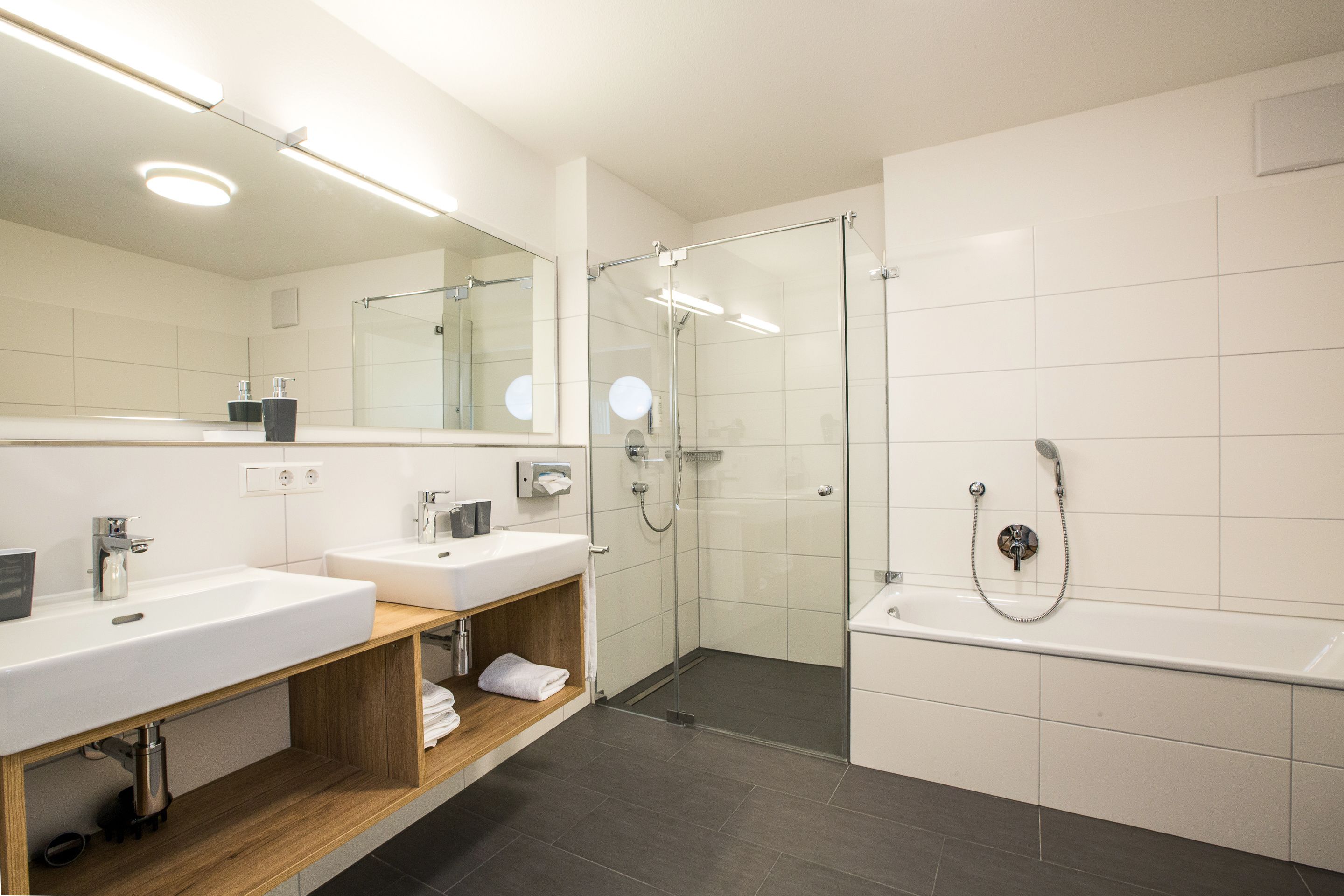 Deluxe Apartment | Bathroom | Separate bathtub and shower, free toiletries, hair dryer, towels