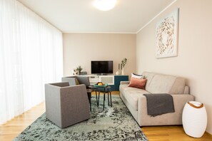 Deluxe Apartment | Living area | Flat-screen TV - Ferienwohnung Pfänder (Friedrichshafen)