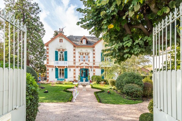 Front of property - L'Oustal (Bourges)