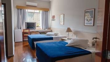 Quarto família, várias camas | Frigobar, escrivaninha, ferros/tábuas de passar roupa, Wi-Fi de cortesia