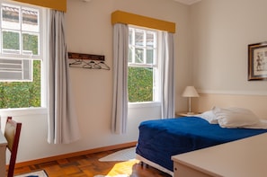 Minibar, desk, iron/ironing board, free WiFi - Central Palace Hotel (Castro)