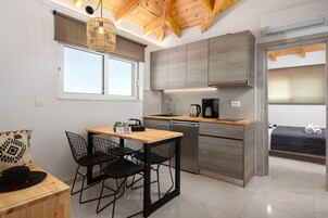 Suite familiar, varias habitaciones, 2 baños | Cocina privada | Frigorífico, placa de cocina, hervidor eléctrico y tostadora
