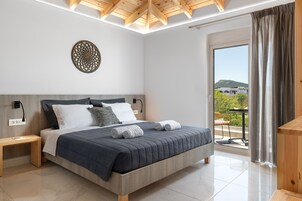 Suíte júnior, sacada | 1 quarto, cofres nos quartos, individualmente decorados