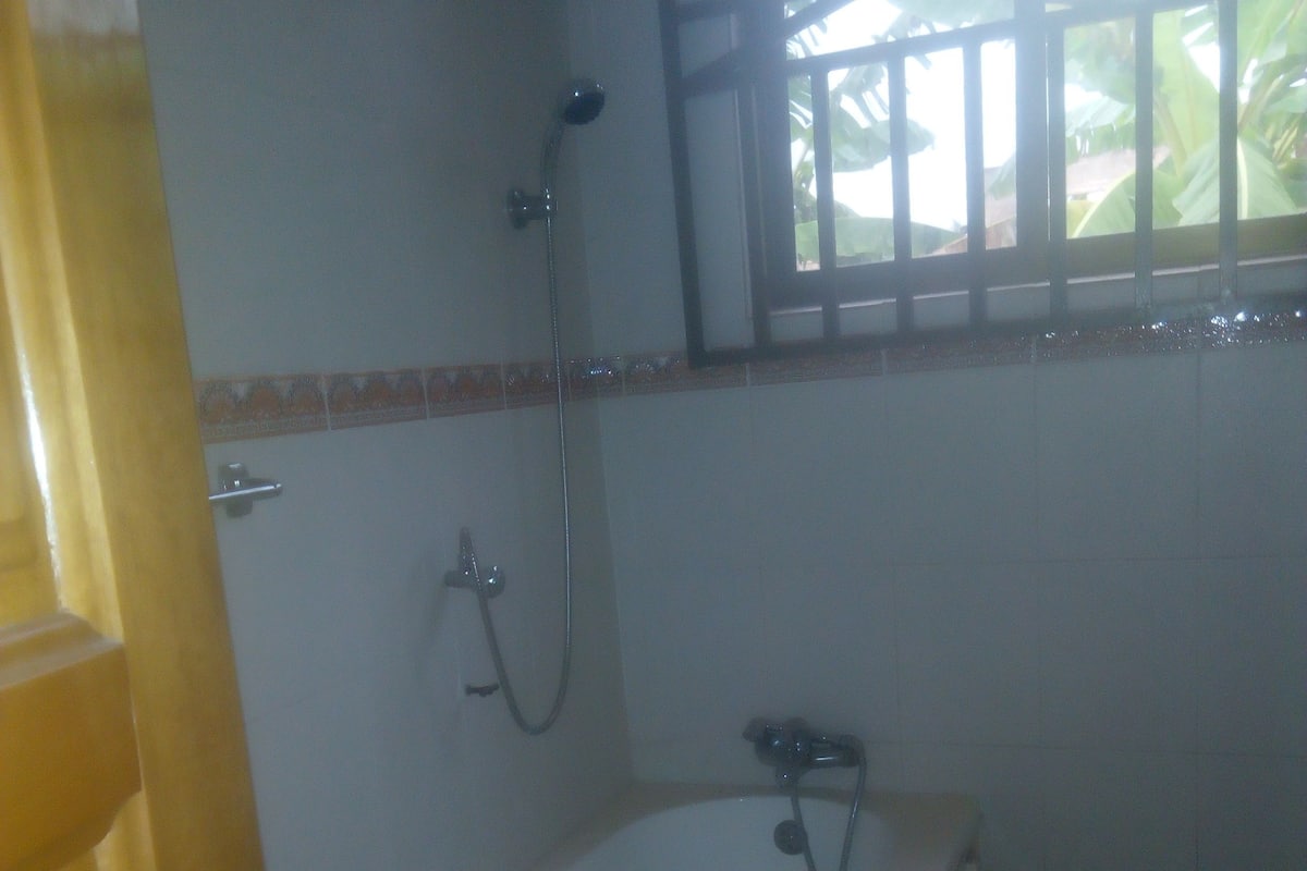 Habitación estándar | Baño | Tina con regadera y toallas