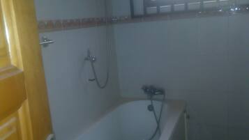 Standard Room | Bathroom | Combined shower/tub, towels