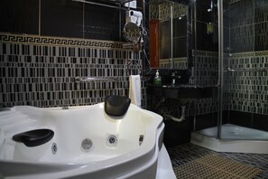 Deluxe Suite, Pool View | Bathroom | Separate bathtub and shower, rainfall showerhead, hair dryer, bidet - Emmad Apartment Hotel (Addis Ababa)