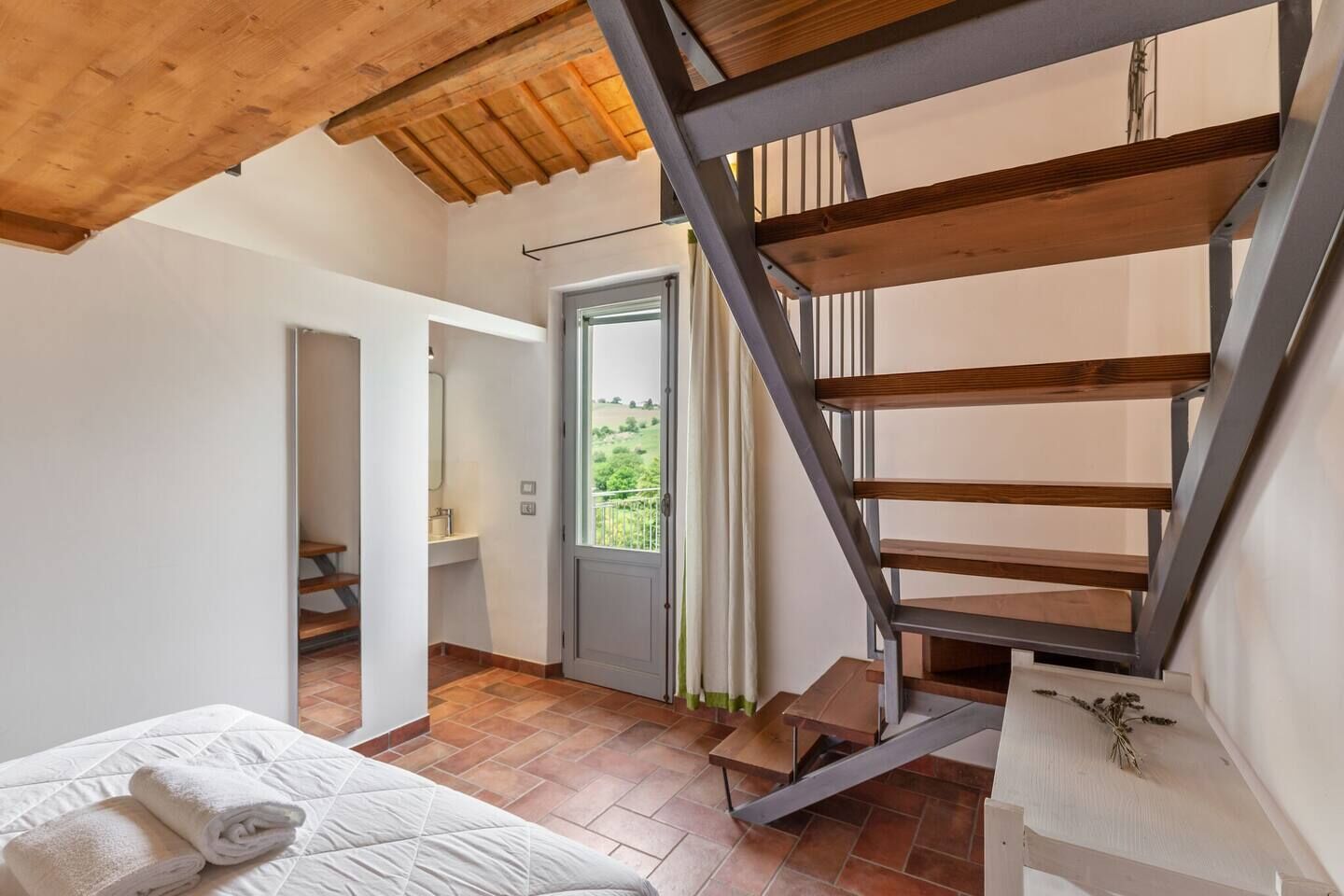 Escritorio, cortinas blackout, wifi gratis y ropa de cama 