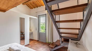 Escritorio, cortinas blackout, wifi gratis y ropa de cama