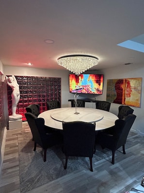 Dining - Premium Lake Austin Lakeside Bedrooms. 6 Hole Mini Golf Course and Waterfall (Austin)