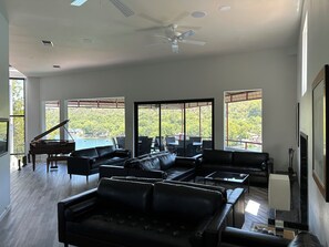 Interior - Premium Lake Austin Lakeside Bedrooms. 6 Hole Mini Golf Course and Waterfall (Austin)