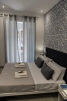 Suite estudio familiar, cocina básica, entresuelo | 1 dormitorio, sábanas de algodón egipcio, ropa de cama de alta calidad