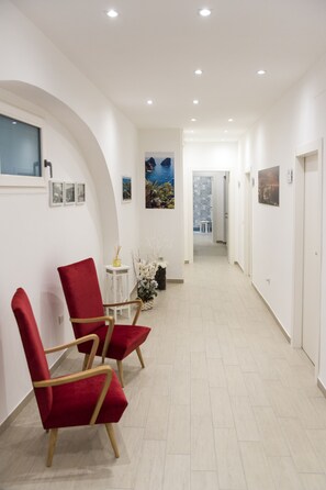 Coin salon dans le hall