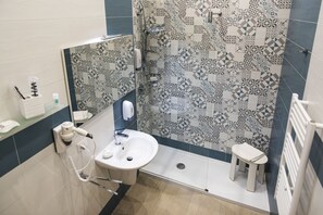 Familien-Studiosuite, Kochnische, Zwischengeschoss | Badezimmer | Dusche, kostenlose Toilettenartikel, Haartrockner, Hausschuhe