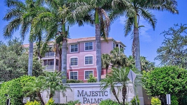 A multi-story building with a sign reading "MAJESTIC PALMS". - Sabal Pointe at Majestic Palms 1004 Near beach Townhome. Sanibel/Captiva/Fort (Fort Myers)
