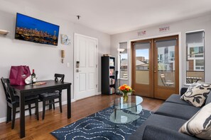 Deluxe Condo, 2 Bedrooms, Kitchen | Living area | Flat-screen TV - Seattle Vacation Home: Thomas Lodge Boston (Seattle)