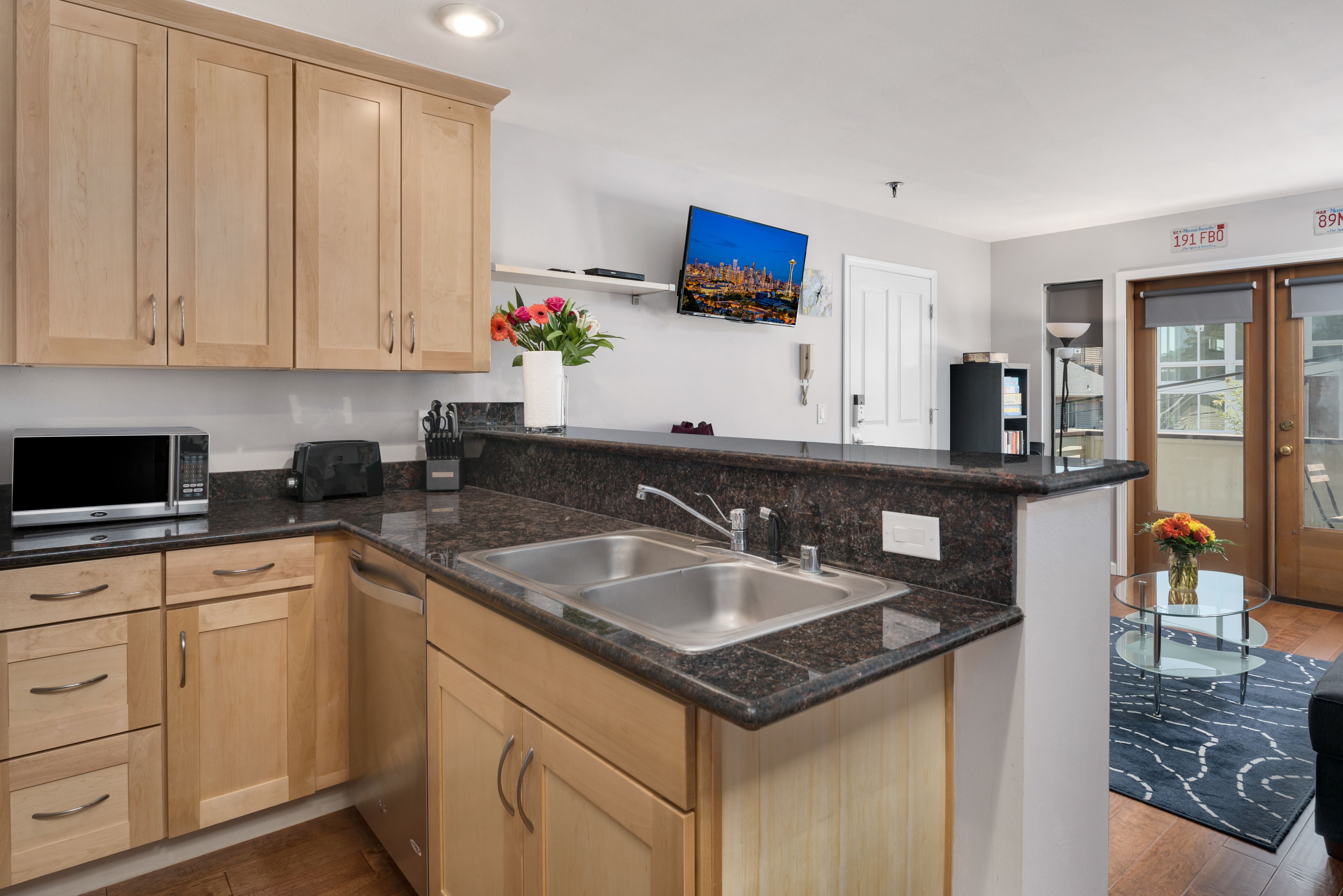 Deluxe Condo, 2 Bedrooms, Kitchen | Private kitchen | Coffee/tea maker, full-size fridge, microwave, oven
