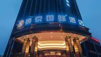 Majoituspaikan julkisivu illalla/yöllä