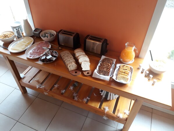 Free buffet breakfast  - Hosteria Tranqueras de El Chalten (El Chalten)