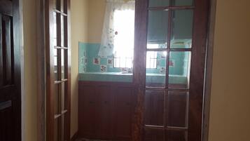 Casa Deluxe | Cocina privada | Frigorífico grande, microondas, horno y placa de cocina