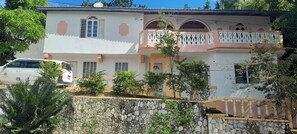 Front of property - The Cozy Family Inn Guesthouse (Port Antonio)