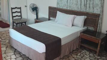 Basic House | Bathroom | Bathtub, deep soaking tub, free toiletries, towels